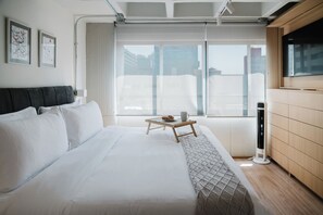 Room - Modern 1BR in Juárez with fast WiFi, great natural light, a comfortable king bed, a fully equipped kitchen, and a luxury bathroom. Perfect for couples or solo travelers seeking comfort, style, and a prime location in Mexico City. (Cuauhtémoc)