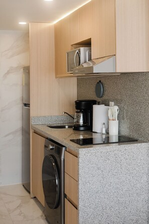 Private kitchen - Modern 1BR in Juárez with fast WiFi, great natural light, a comfortable king bed, a fully equipped kitchen, and a luxury bathroom. Perfect for couples or solo travelers seeking comfort, style, and a prime location in Mexico City. (Cuauhtémoc)