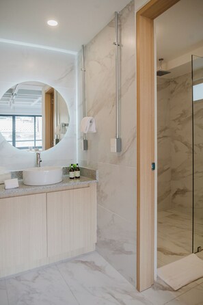 Hair dryer, towels - Modern 1BR in Juárez with fast WiFi, great natural light, a comfortable king bed, a fully equipped kitchen, and a luxury bathroom. Perfect for couples or solo travelers seeking comfort, style, and a prime location in Mexico City. (Cuauhtémoc)