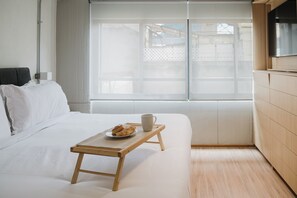 Desk, iron/ironing board, travel cot, free WiFi - Modern 1BR in Juárez with fast WiFi, great natural light, a comfortable king bed, a fully equipped kitchen, and a luxury bathroom. Perfect for couples or solo travelers seeking comfort, style, and a prime location in Mexico City. (Cuauhtémoc)
