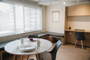 Dining - Modern 1BR in Juárez with fast WiFi, great natural light, a comfortable king bed, a fully equipped kitchen, and a luxury bathroom. Perfect for couples or solo travelers seeking comfort, style, and a prime location in Mexico City. (Cuauhtémoc)