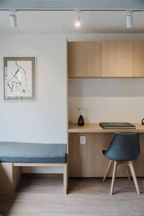 Interior - Modern 1BR in Juárez with fast WiFi, great natural light, a comfortable king bed, a fully equipped kitchen, and a luxury bathroom. Perfect for couples or solo travelers seeking comfort, style, and a prime location in Mexico City. (Cuauhtémoc)