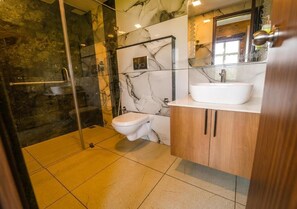 Vila premium, ar-condicionado, vista para o lago | Banheiro | Chuveiro, sabonete, papel higiênico 