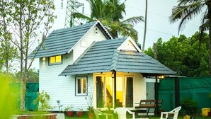 ดีลักซ์วิลล่า, เครื่องปรับอากาศ, วิวทะเลสาบ | บริเวณภายนอก