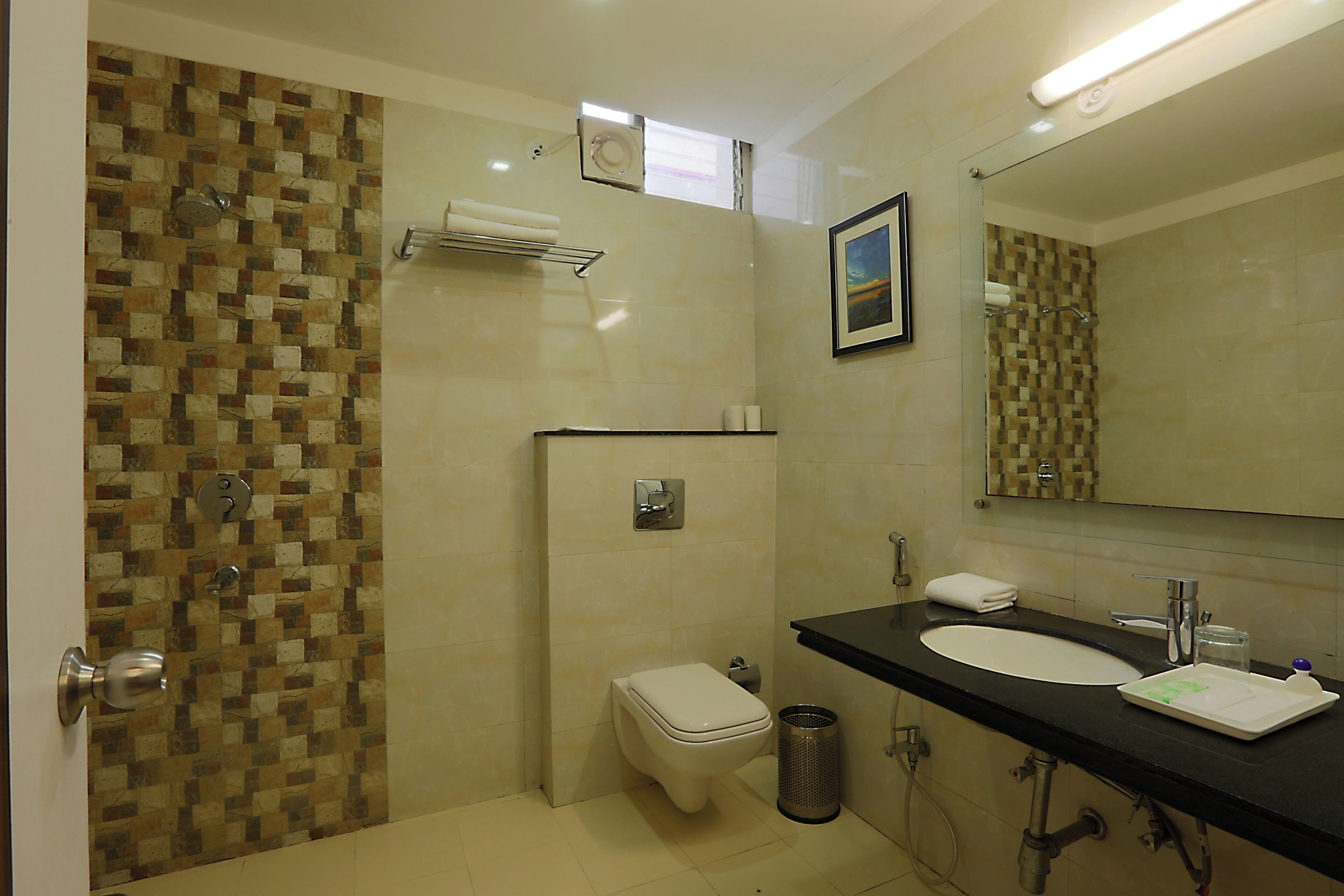 Chambre Deluxe | Salle de bain | Serviettes fournies, savon, shampoing, papier toilette
