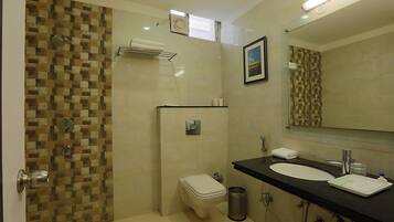 Chambre Deluxe | Salle de bain | Serviettes fournies, savon, shampoing, papier toilette