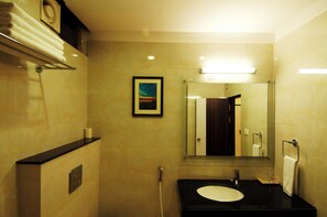 Deluxe Room | Bathroom | Towels, soap, shampoo, toilet paper - Hotel Premiere Villa (Varanasi)