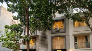 Un hotel llamado 'Hotel Lotus Guest House' con un cartel que indica servicios como grupo de juego, guardería y jardín infantil.
