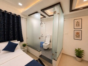 Shower, slippers, towels, soap - Hotel lotus Guest House (Pune)