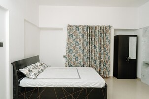 Habitación cuádruple económica, vistas a la ciudad | Caja fuerte, escritorio, espacio para trabajar con un portátil