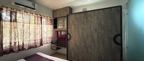 Deluxe Studio, Tower | In-room safe, desk, laptop workspace, soundproofing