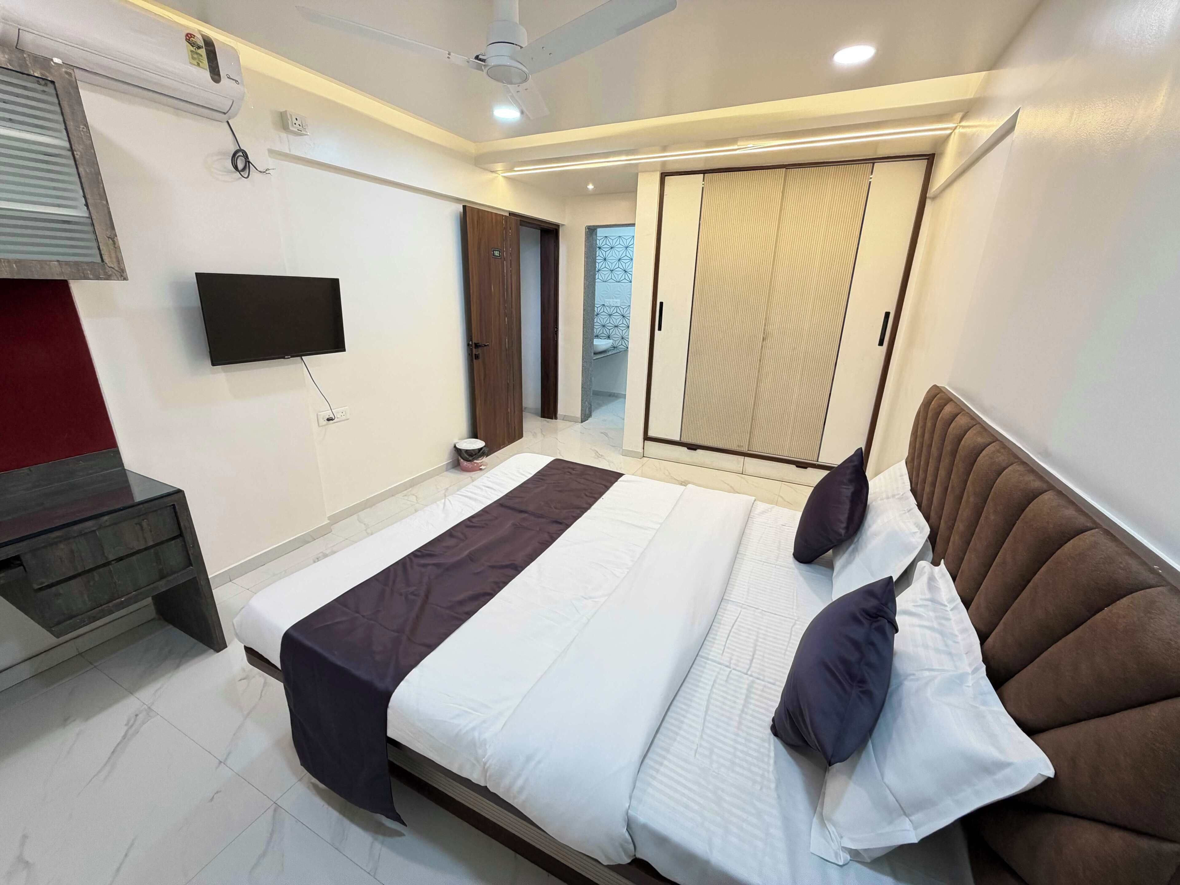 In-room safe, desk, laptop workspace, soundproofing
