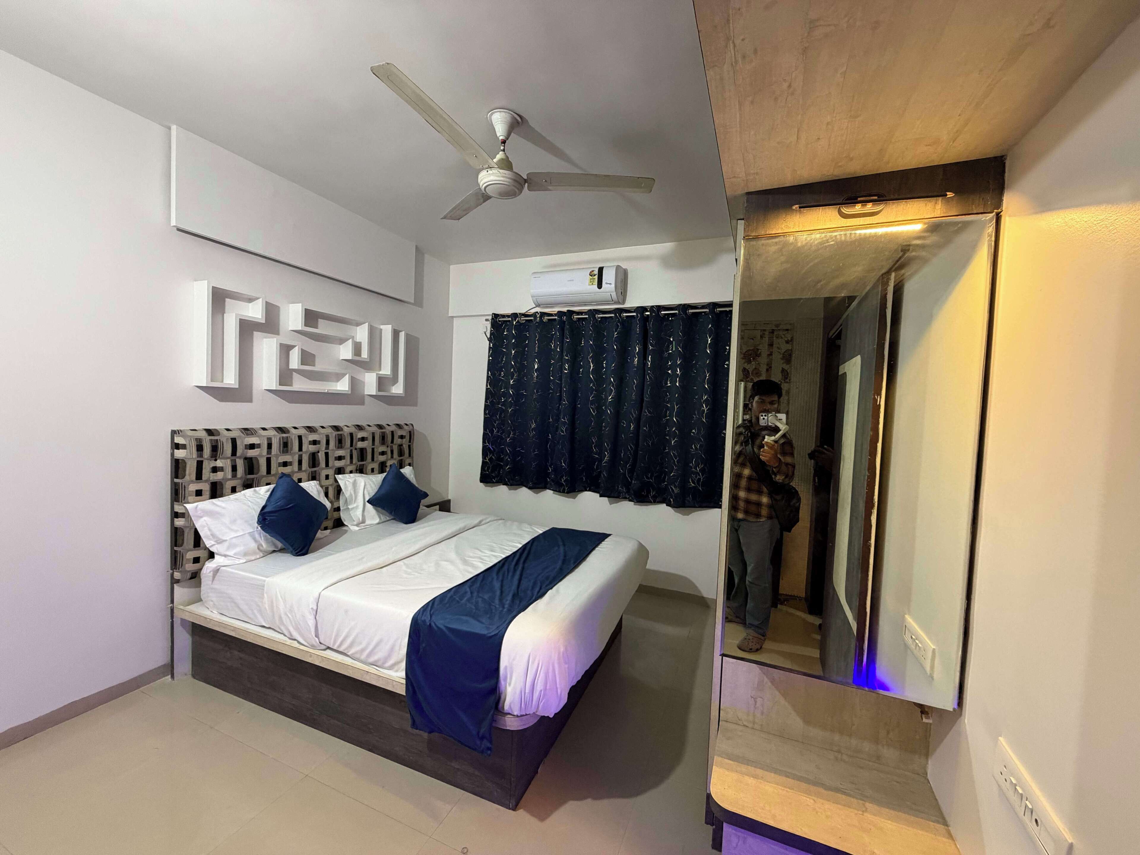 Deluxe Studio, Tower | In-room safe, desk, laptop workspace, soundproofing
