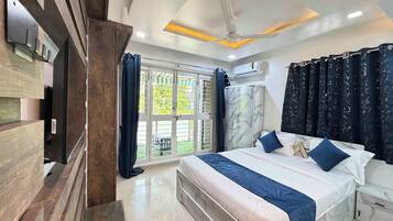 Family Studio Suite, Balcony, City View | In-room safe, desk, laptop workspace, soundproofing