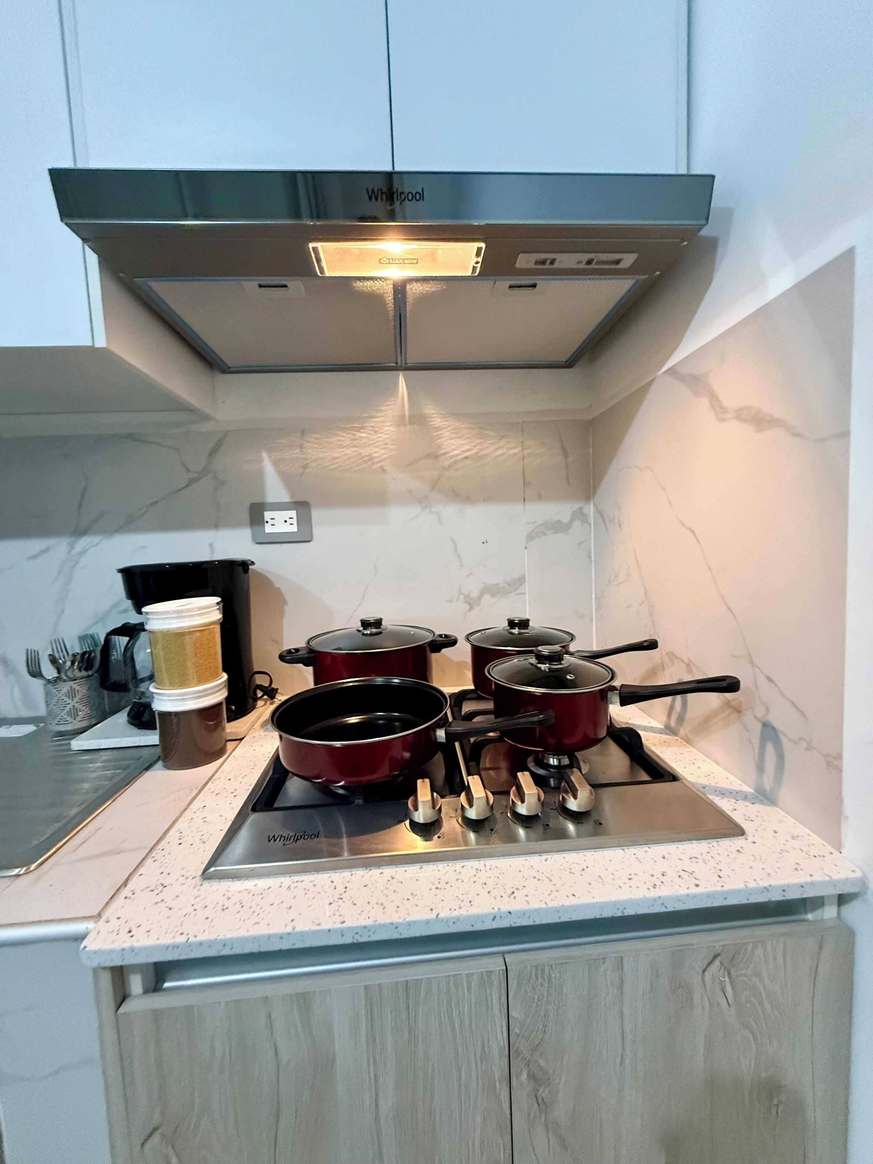 Geladeira, cooktop, cafeteira/chaleira