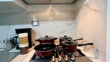 Geladeira, cooktop, cafeteira/chaleira