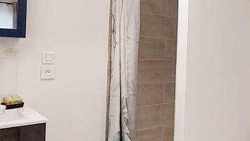 Douche, sĂšche-cheveux, serviettes fournies, savon