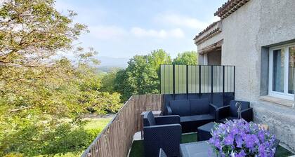 Air-conditioned apartment surrounded by vineyards, shared pool,