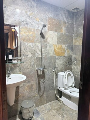 Bathroom - Hoi An Hostel & Bar (Da Nang)
