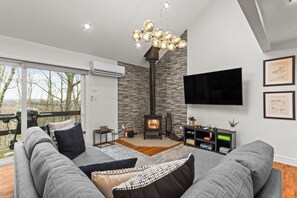 Smart TV, chimenea, videojuegos y futbolito
