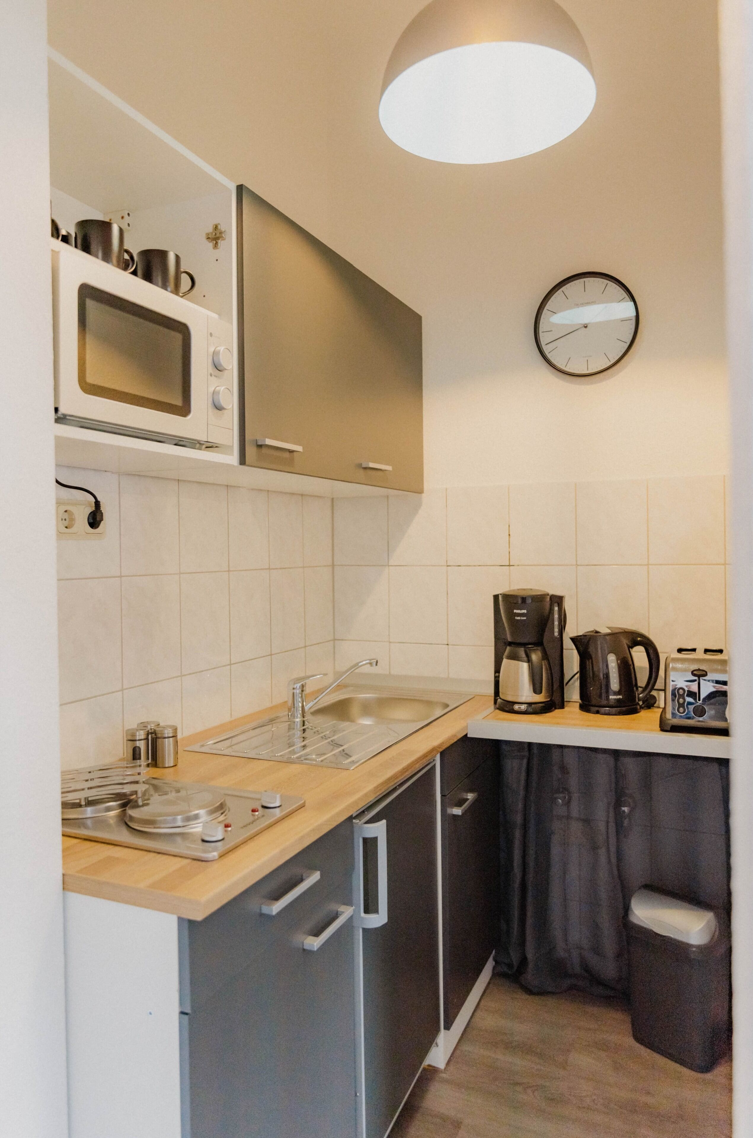 Fridge, stovetop