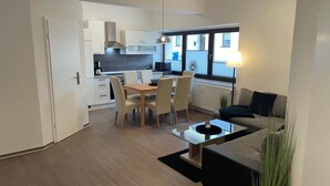 Een modern appartement met een eethoek, keuken en woonruimte.