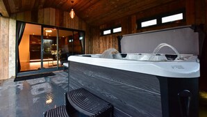 A modern bathroom with a large bathtub, a shower, and a glass-enclosed shower area. - Private Lodge With Hot tub in Blackpool (Blackpool)