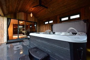 Ein modernes Badezimmer mit einer großen Badewanne, einer Dusche und einer gläsernen Duschkabine.