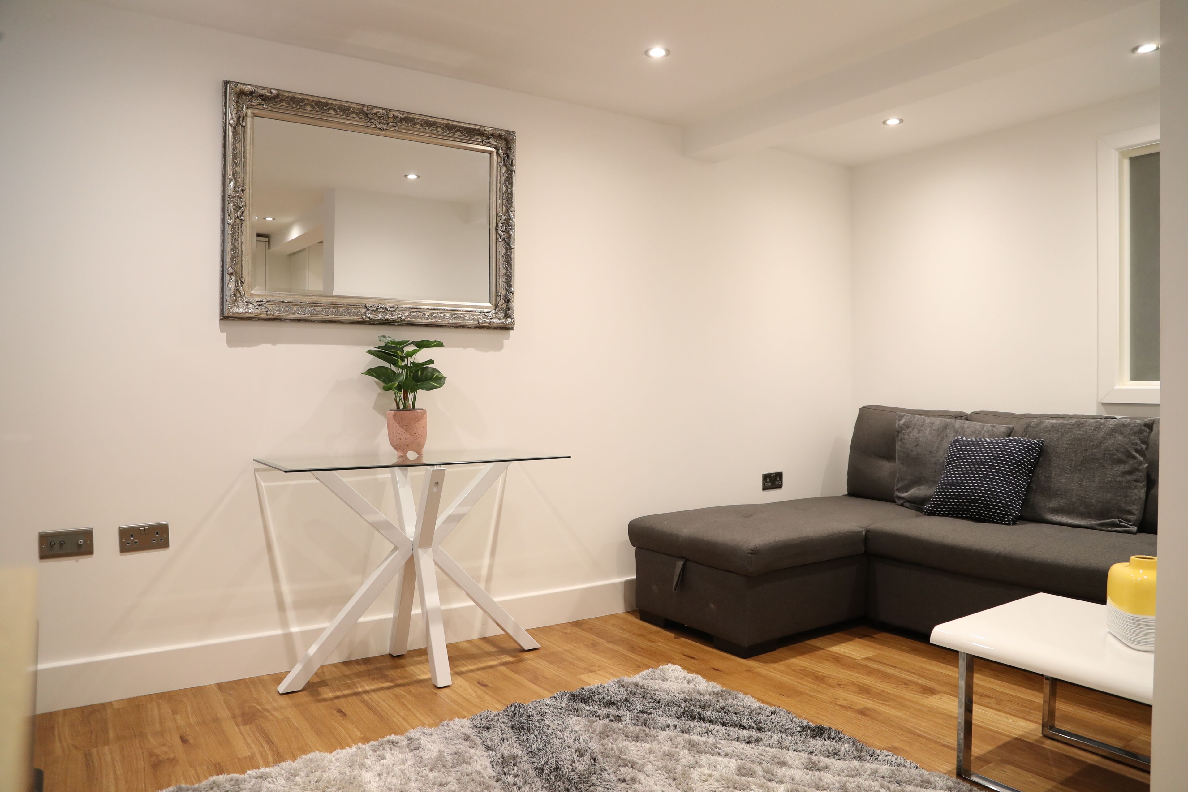 In The Charming Old Town One Minute Walk From Shops, Cafes, Pubs & Large Park. - Hemel Hempstead
