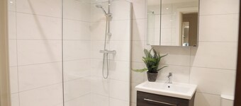 in the charming Old Town one minute walk from shops, cafes, pubs & large park.