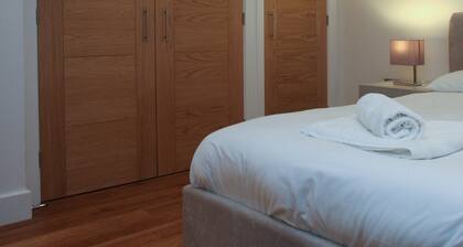 in the charming Old Town one minute walk from shops, cafes, pubs & large park.