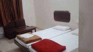 Standard Room | Desk