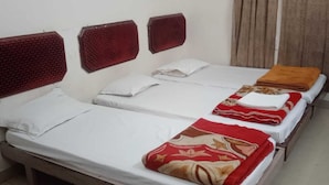 A room with two beds, each with white bedding and a red patterned blanket. - Hotel City Palace (Ranchi)