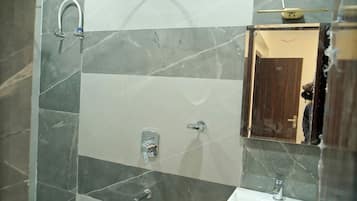 Ilmaiset hygieniatuotteet, saippua, sampoo, vessapaperi