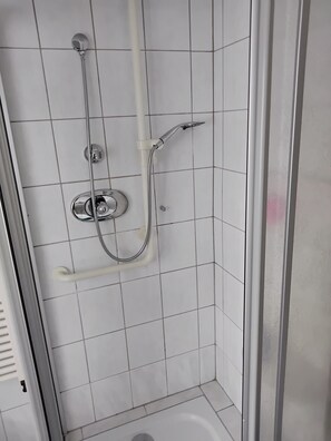 Haartrockner, Handtücher, Seife, Toilettenpapier