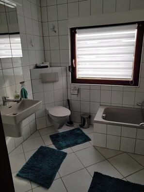 Hair dryer, towels, soap, toilet paper - Vrbo Property (Herdorf)