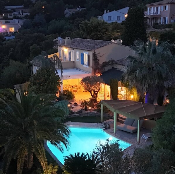 A large house with a swimming pool, surrounded by trees and a covered patio area. - Villa Jardin Azur - Pool - Gulf of St-Tropez (Roquebrune-sur-Argens)