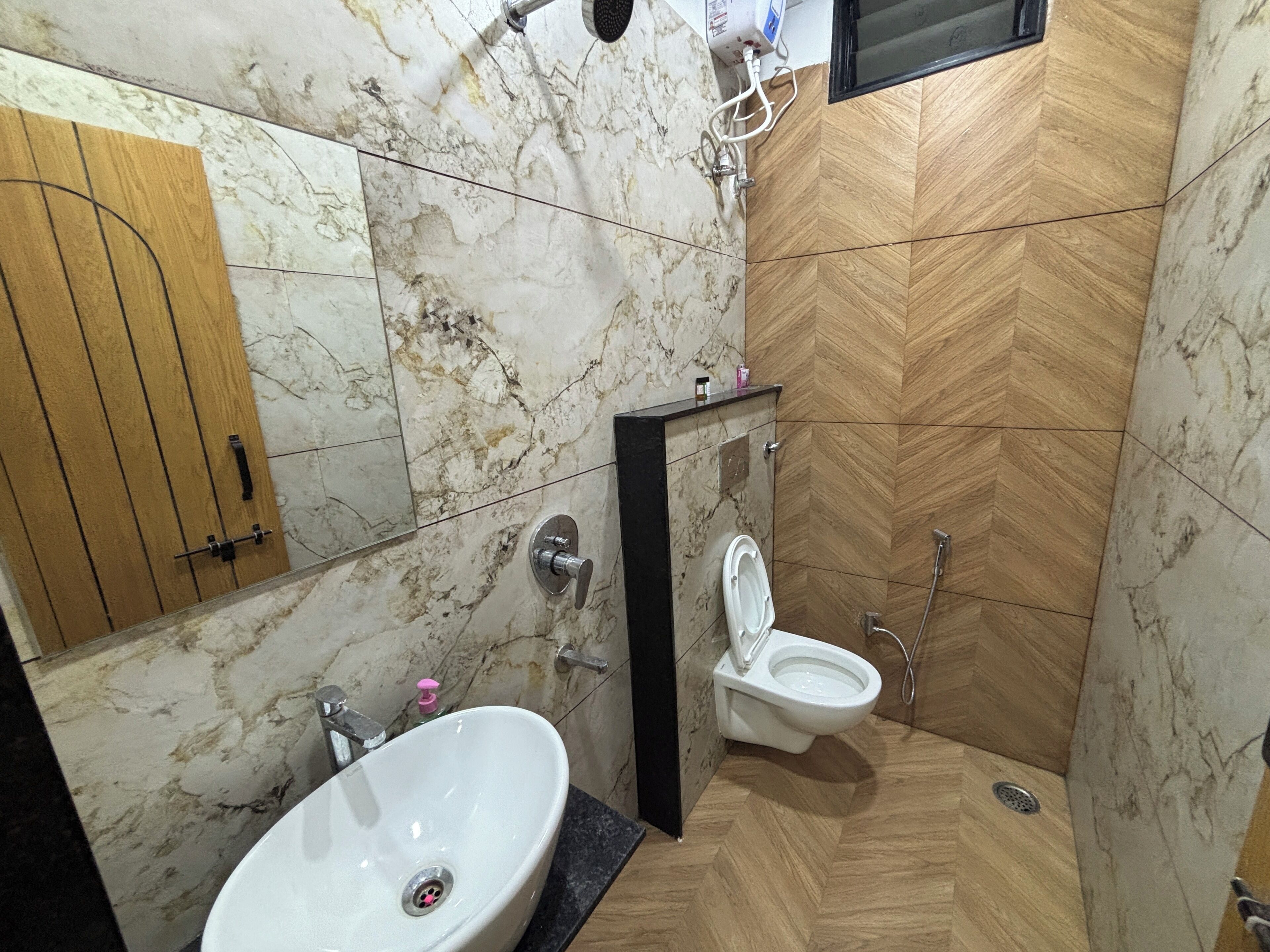 Un baño con lavabo, inodoro y ducha.