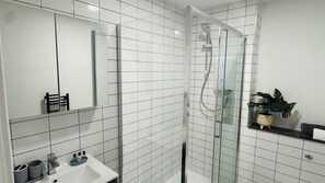 Douche, serviettes fournies, savon, shampoing