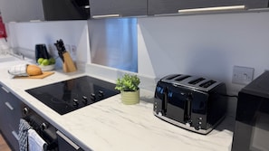 Réfrigérateur, micro-ondes, four, plaque de cuisson