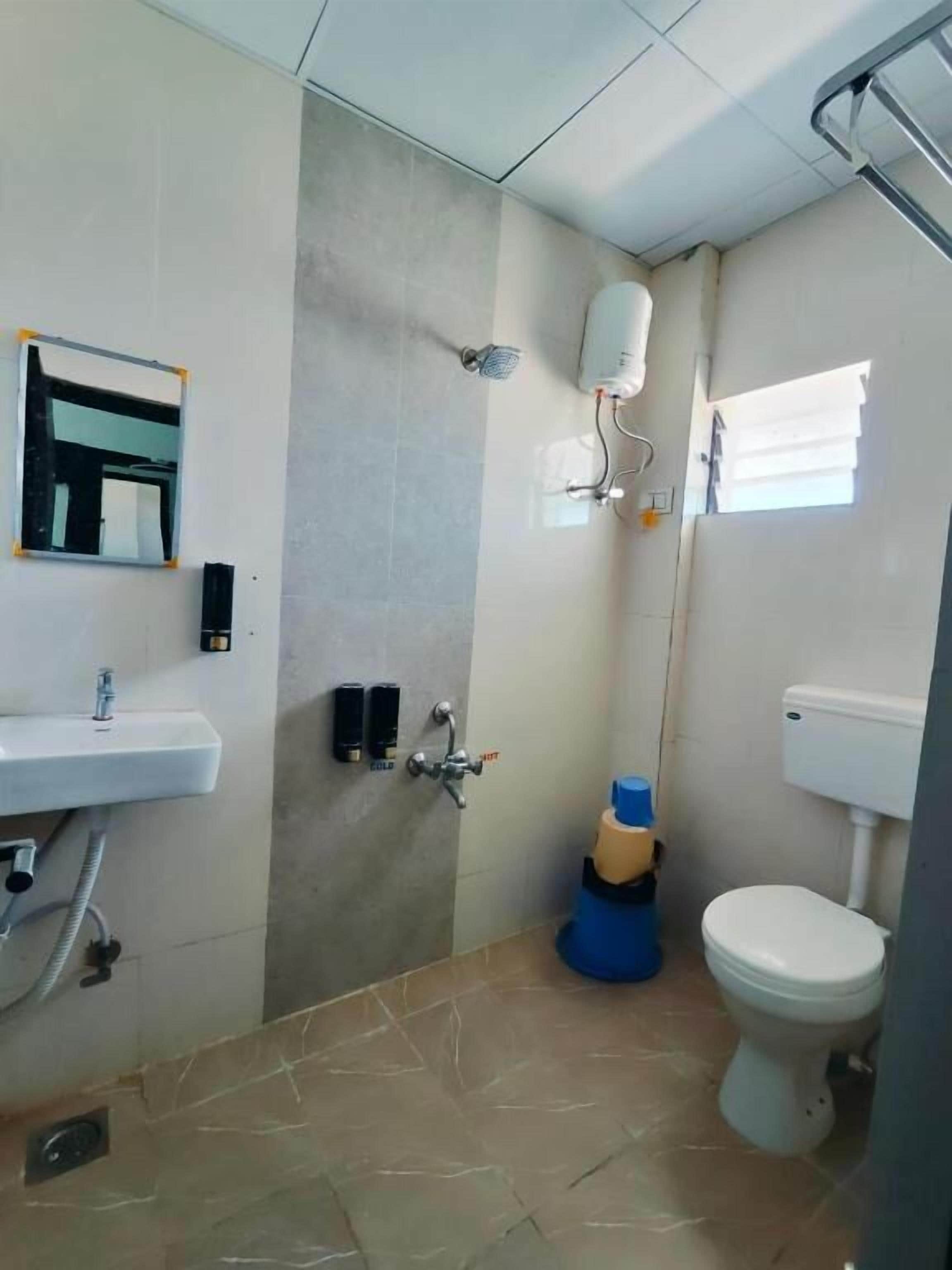 Deluxe tweepersoonskamer, uitzicht op stad | Badkamer | Gratis toiletartikelen, pantoffels, handdoeken, zeep