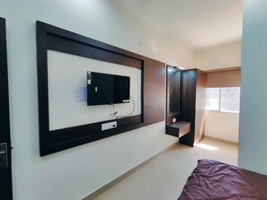 Habitación doble Deluxe, vista a la ciudad | Caja de seguridad en la habitación y escritorio 
