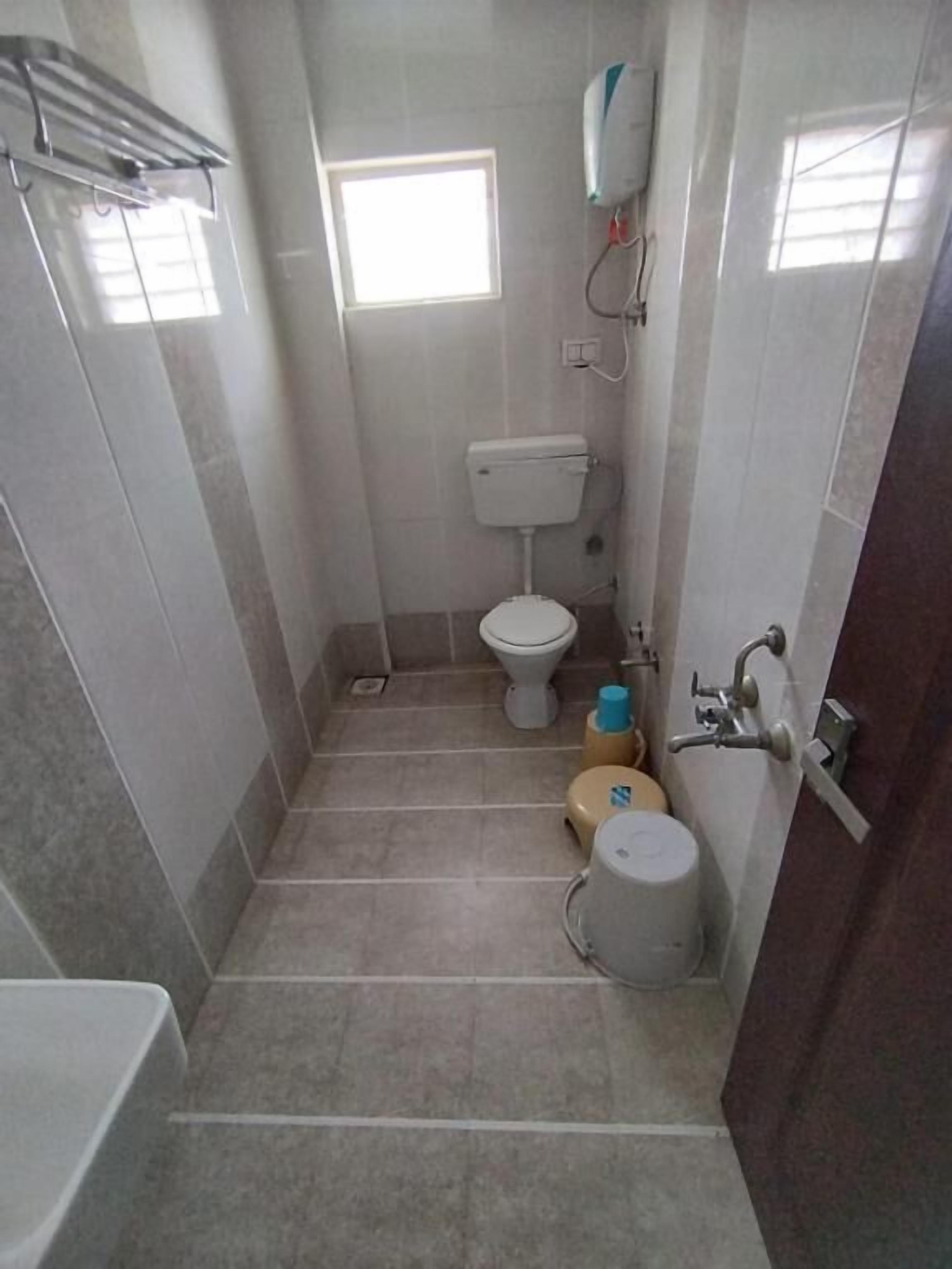 Habitación doble Deluxe, vista a la ciudad | Baño | Amenidades de baño gratuitas, pantuflas, toallas, jabón 