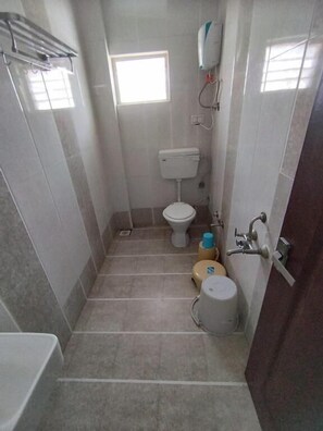 Habitación doble Deluxe, vista a la ciudad | Baño | Amenidades de baño gratuitas, pantuflas, toallas, jabón