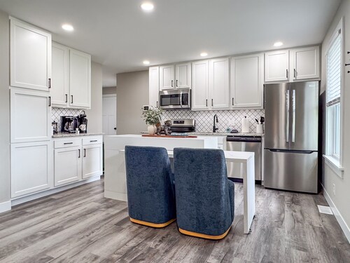 Pacific Bulldogger | 12 min to Purina Event Center, Fenced yard, Dog bonus room