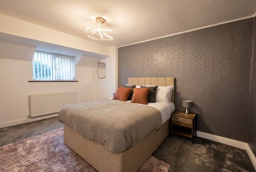 Detached 5-Bed with Games Room · Quedgeley near Gloucester · Sleeps 10