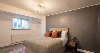 Detached 5-Bed with Games Room · Quedgeley near Gloucester · Sleeps 10