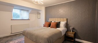 Detached 5-Bed with Games Room · Quedgeley near Gloucester · Sleeps 10