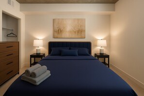 Desk, iron/ironing board, travel cot, WiFi - Trendy 3BR/3BA City Apt – Pool + Ping Pong A1 (Birmingham)