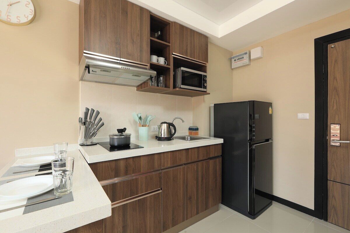 Kühlschrank, Mikrowelle, Herdplatte, Toaster